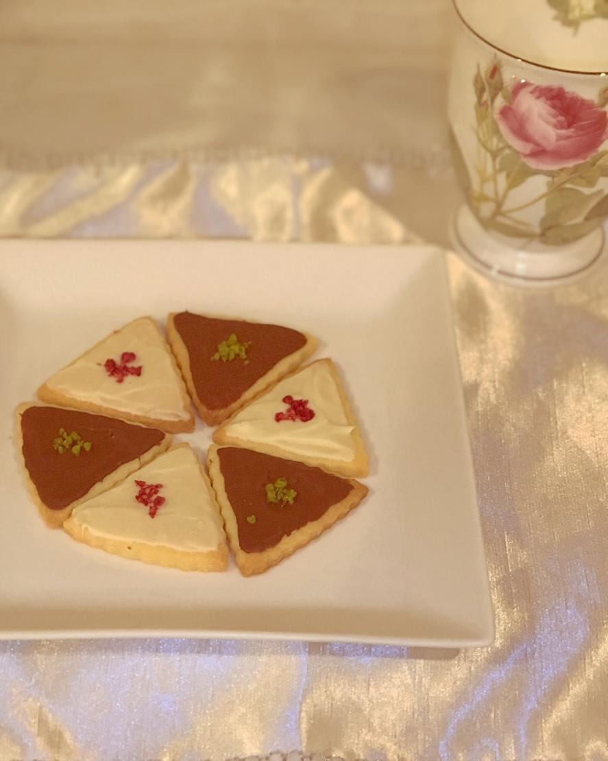 make_smile_s2's tweet photo. ✡ベイクドチーズタルト🧀🍰
実は大事なレモン汁を入れ忘れて
最後にアプリコットナパージュにレモン汁を混ぜて塗りました、🍋💫 (( 写真は塗る前 ))
でもちょうど良かったかな😋🎶✨
クッキーはあまったタルト生地で🍪🍴

#お菓子作り好きな人と繋がりたい https://t.co/ml2KDhokDv