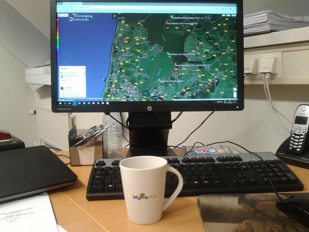 Zo werkdag beginnen, koffie en de stand in @Strontrace. #Nijverheid is bijna in Warmond. Zet m op mannen en vrouw