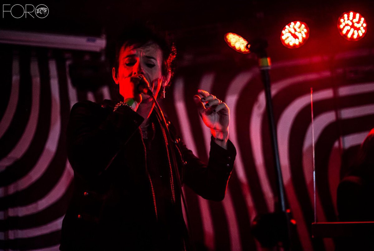 BizarroCafe's tweet photo. @txarlicue #TxarlyUsher con un emotivo concierto en #ForoBizarro. Galería completa 👉 https://t.co/mqPhQXyJZ1 https://t.co/JZXut5TTaV
