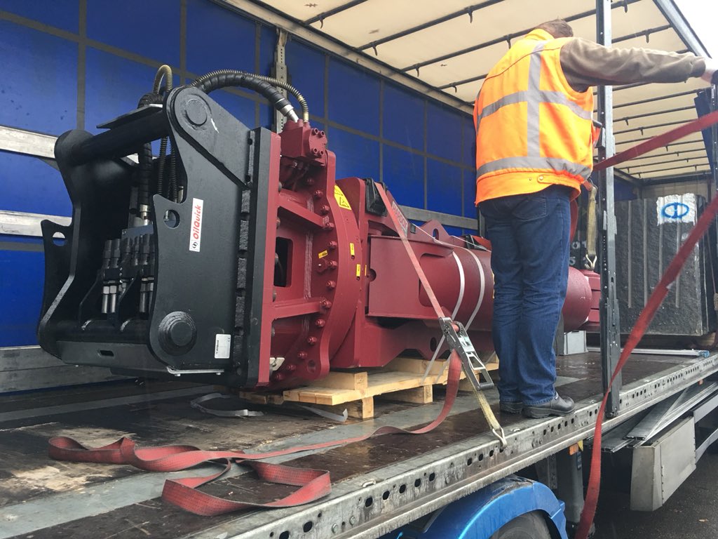 Another 💪🏼 Big Muscle 💪🏼 on it’s way to a jobsite in Germany. Hydraram HCC-65V with an Oilquick OQ-90 quick coupler, service weight 7500kgs