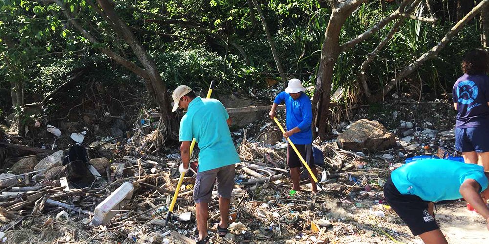 People_TCS's tweet photo. Warriors of a different kind, TCSers in #Hongkong armed themselves with gloves and a can-do spirit to clean up a local beach! #TCSEmpowers https://t.co/Q0AQSjMfeI