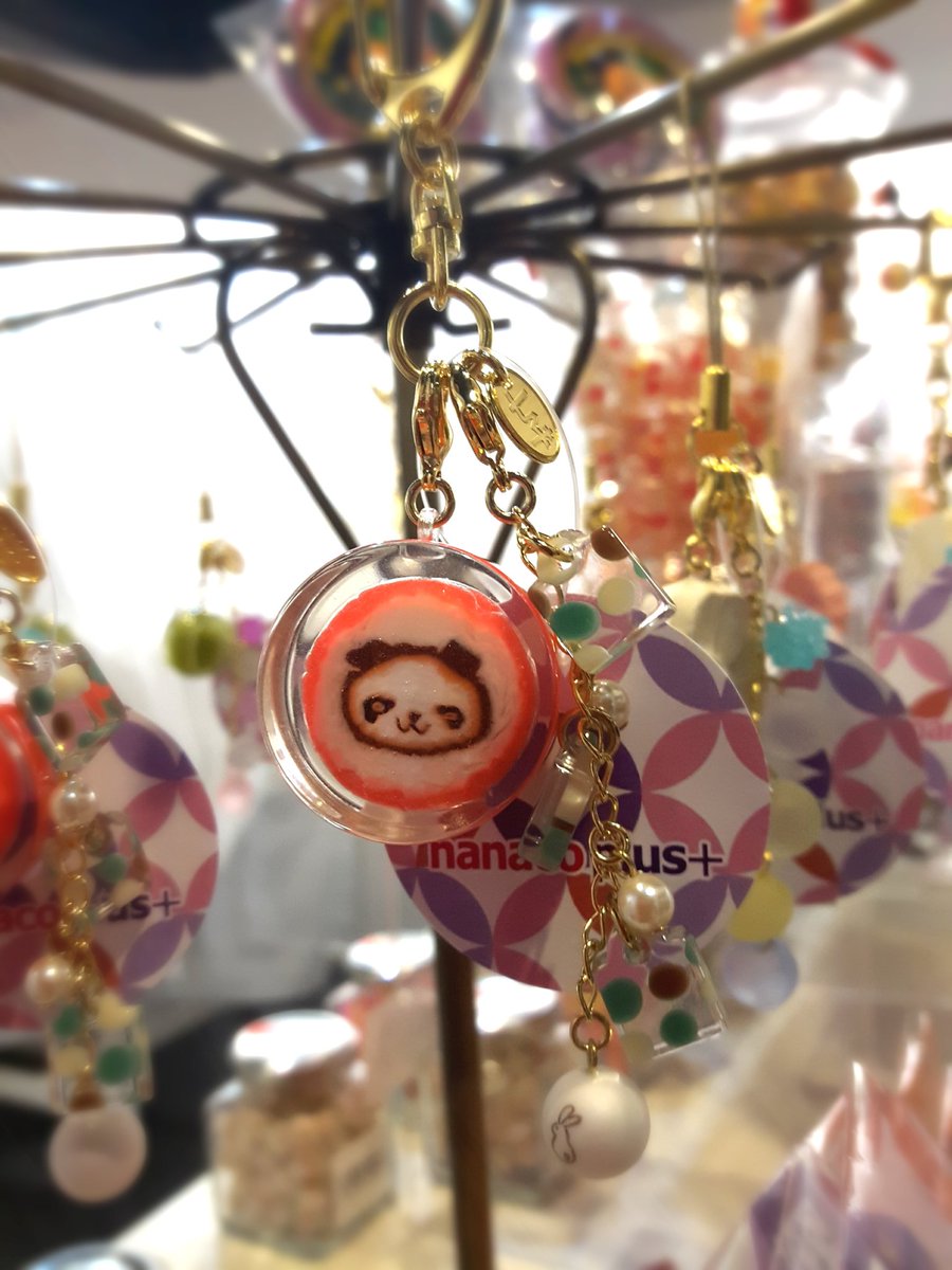 ナナコプラス 本物の飴のアクセサリー 京都本店です 大人気新作連チャーム 飴玉チャームと合わせればキュートに お干菓子チャームと合わせれば和のテイストを楽しめます スタッフカスタムで断トツ人気は平飴大パンダとみつ豆連チャームの