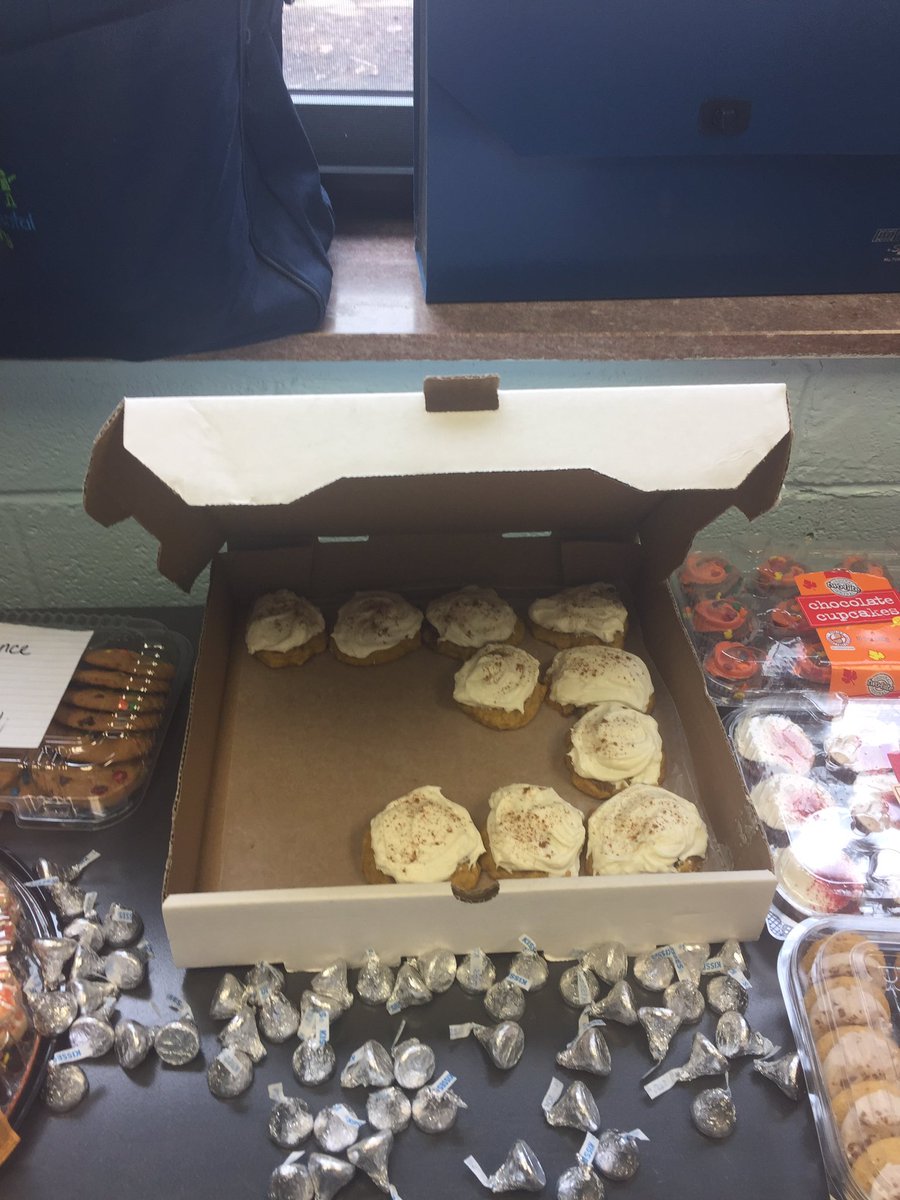 MrsClelandPreK's tweet photo. Thank you preschool parents!!! So many treats for conference night! I enjoyed talking with you all about your wonderful children! https://t.co/ZREm49p8yn