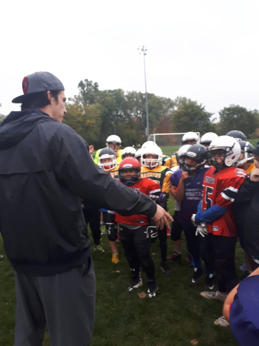 brunodesando's tweet photo. @LWillson_82  surprised the Hammers at football practice tonight! @NFLCanada 
#canadiansinthenfl
#hammerstrong https://t.co/BWcn8chsDo
