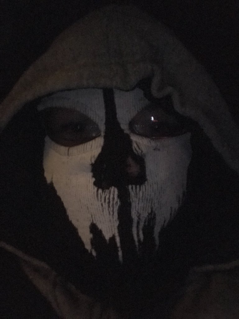 zbusterdk's tweet photo. Im one of those guys that likes cod ghost, its cold af today so i put this on, i look like a damn murderer https://t.co/03w2RtwDaD