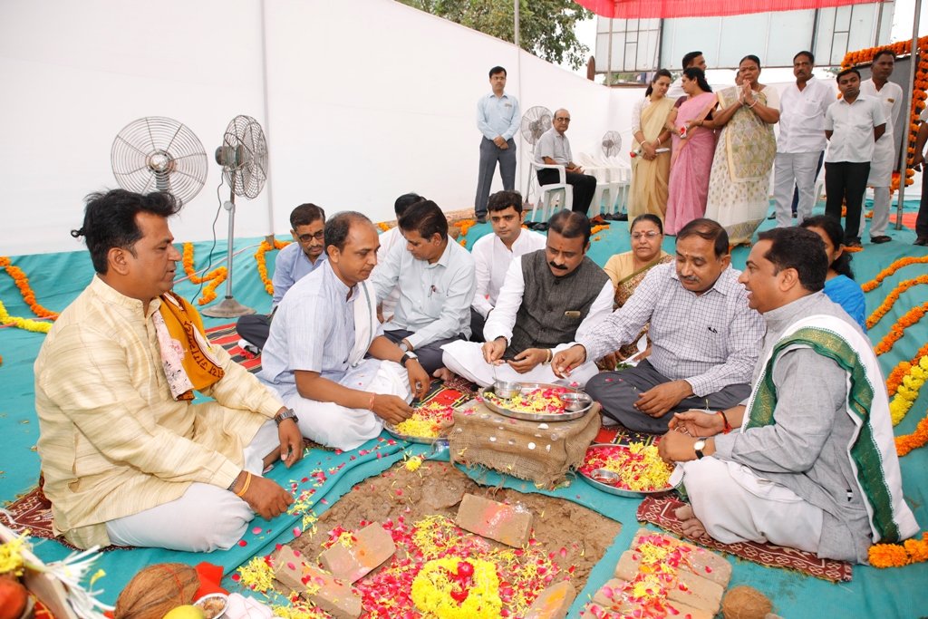 AmdavadAMC's tweet photo. Mayor Shri @igautamshah laid foundation stone for newly developing Municipal Garden near Subodhsagar Library Plot in Vasna Ward West Zone. https://t.co/KzI796Vxjo