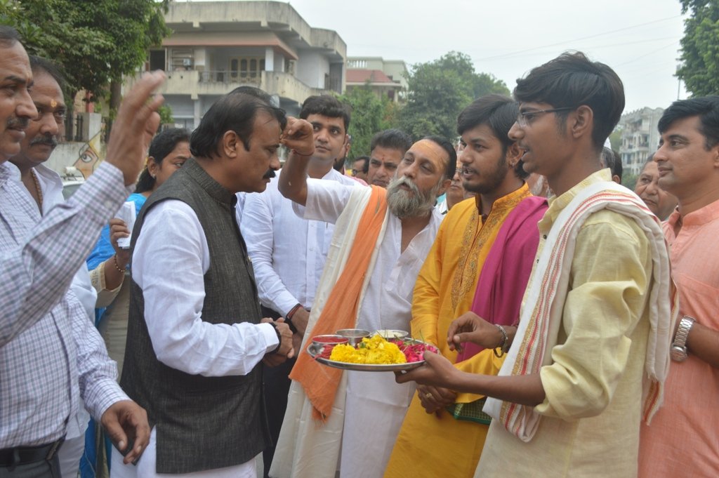 AmdavadAMC's tweet photo. Mayor Shri @igautamshah unveiled plaque for Naming "Aanandashram" Mahtma Nathuram Sharma Ji Road from Rajnagar Circle to road behind NID. https://t.co/G3yKZN5YMc