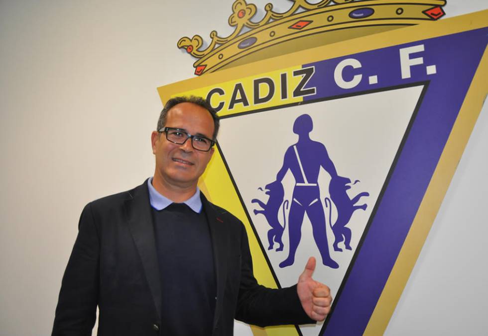 Cadiz_CF's tweet photo. CLUB | Álvaro Cervera renueva dos temporadas con el #CádizCF. En estos momentos Quique Pina y Juan Carlos Cordero anuncian el acuerdo. https://t.co/3zTu3RHI0i