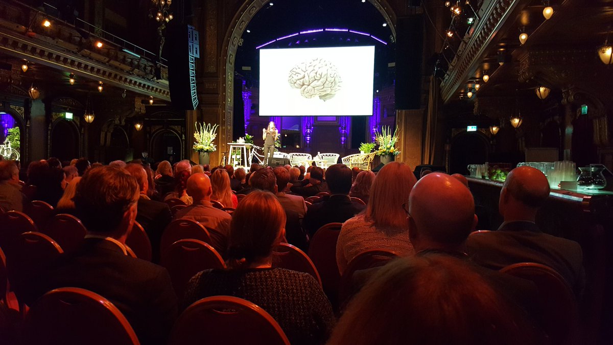 YlvaliG's tweet photo. Dr. Mouna Esmaeilzadeh på scen under #småföretagardagen på #Berns. Så blir vi framgångsrika entreprenörer. Tänk exponentiellt! https://t.co/PDpHwXmBAW