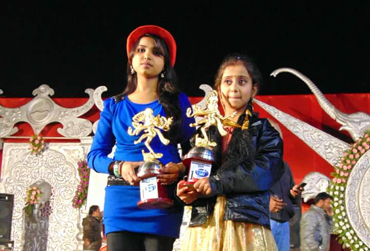 kushinagaridol's tweet photo. 👑 Winners Of #Kushinagar_Idol_Season_1
#Singing_Star 🌟 #Raj_Nandini_Sharma
#Dancing_Star 🌟 #Prakriti_Tripathi https://t.co/rexYWHf7AG