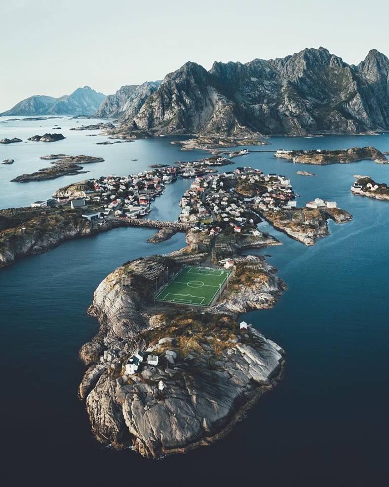 LiftMediaUK's tweet photo. World's most unique #football pitch? https://t.co/Hv1UqiuRIG
