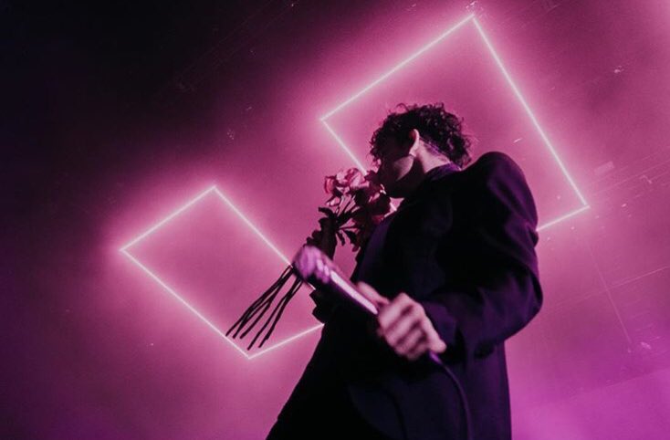 The1975_Tour's tweet photo. // I’m just with my friends online // 

📸: @ariefstark 

#the1975 https://t.co/Q9o0ZnfEsi