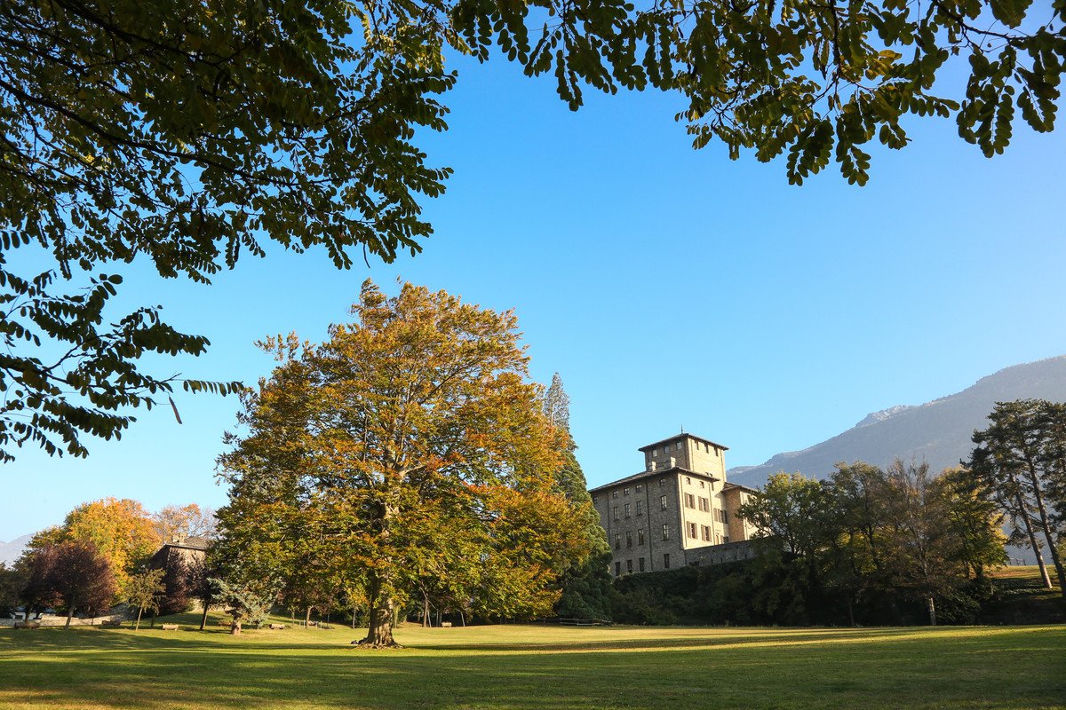CultureVdA's tweet photo. Per uno sfavillante #ottobrealmuseo #davisitare il #CastelloGamba di #Chatillon col suo splendido #parco. #PaesaggioItaliano #ValledAosta https://t.co/izrg9NJhlZ