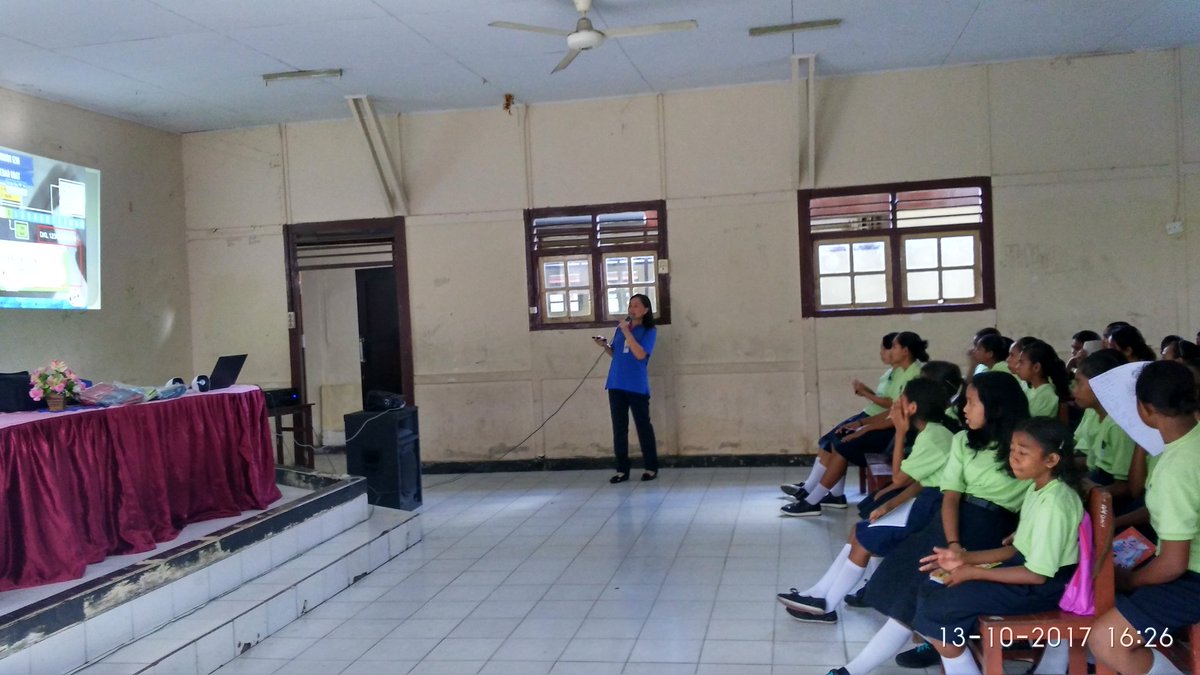 BPOMAmbon's tweet photo. Balai POM di Ambon melakukan KIE terkait penggunaan obat di SMP Kartika XIII Ambon, Jumat 13 Oktober 2017 https://t.co/QqQZ5Xv6l4