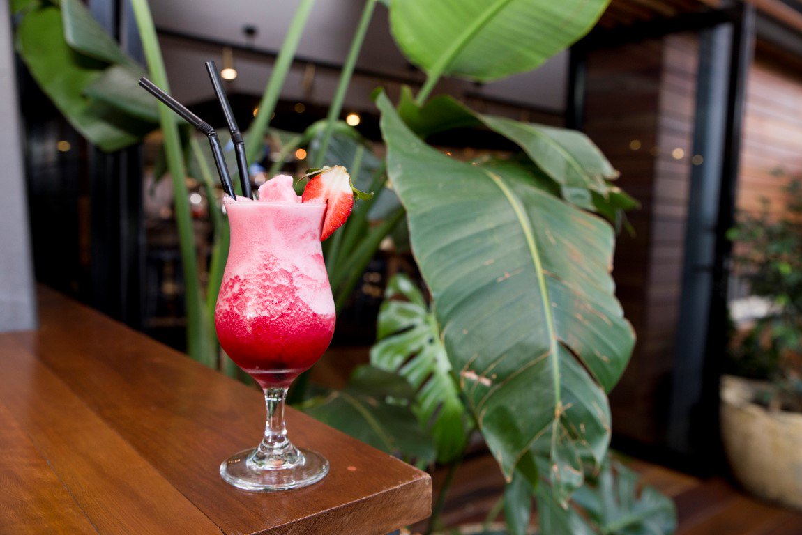 GGroveTavern's tweet photo. Fridays done right... Sun shine, cocktails &amp; live tunes 'MR BUZZY' from 9pm 👌🍹

#thegrove #friyay #livetunes https://t.co/LJGwtENiDA