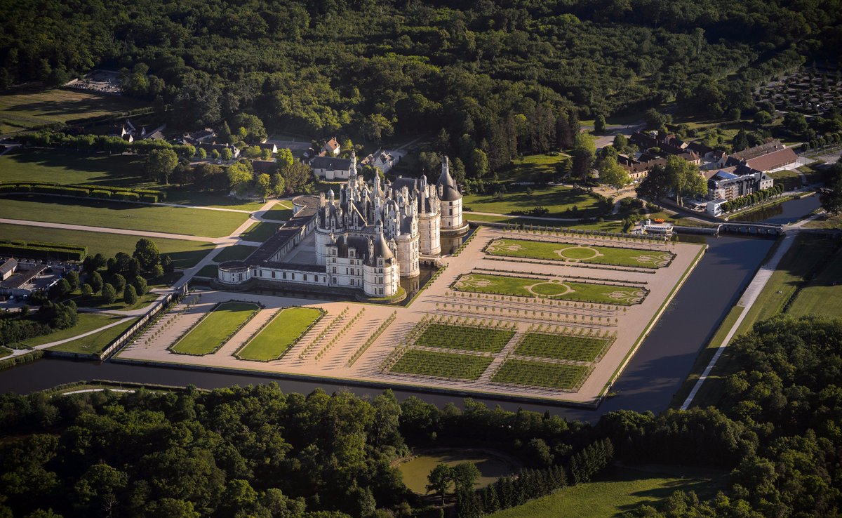 #vendredi13 Faites-en votre jour de chance ! Gagnez 2 entrées pour Chambord ! Pr participer 👉🏻 suivre <a href="/domainechambord/">Château de Chambord</a>+ RT ce tweet 🍀