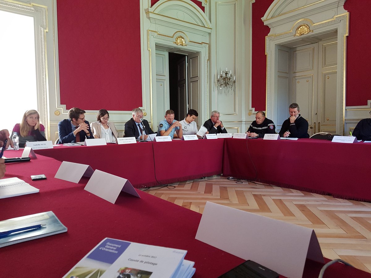 Prefet74's tweet photo. #RD2017 @Prefet74 réunit 1er comité de pilotage pour élaboration document général d'orientations 2018-2022 pour une @RoutePlusSure https://t.co/5Py4l263pP