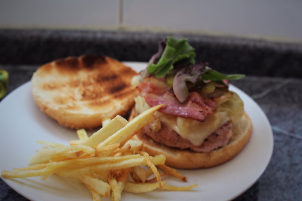 La Bruno's hamburguesa😋😋🍔🍟🍔 <a href="/DegustaLaRioja/">Degusta La Rioja</a> <a href="/tvrioja/">TVR Rioja Televisión</a> @FrancisPaniego <a href="/MasterChef_es/">MasterChef</a>