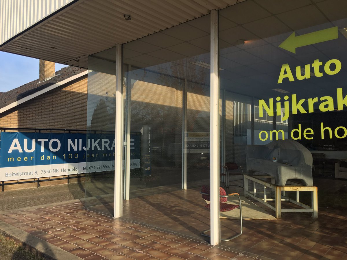 ClaudioBruggink's tweet photo. Heel geconcentreerd de eerste mozaïeksteentjes geplakt op de regenboogbank samen met ontwerpster Telma van de Hoven. Dank aan #AutoNijkrake https://t.co/d9eg27AnQH