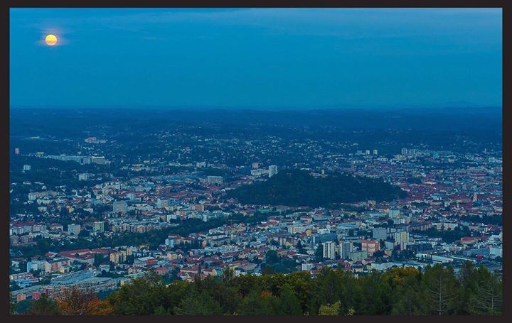 wirliebengraz's tweet photo. Ein tolle Blick auf Graz bei Mondlicht - Aufgenommen vom Plabutsch. Danke an Siegfried Schlager für das tolle Bild!
#wirliebengraz #mondlic… https://t.co/kyb53b5fkL