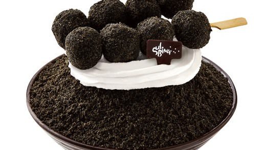 entabejp's tweet photo. 韓国で話題の真っ黒なかき氷「黒ごま生クリームソルビン」が日本に！お団子を大胆にトッピング https://t.co/6M79873Dmy #ソルビン #かき氷 https://t.co/GSLUEqQqeM