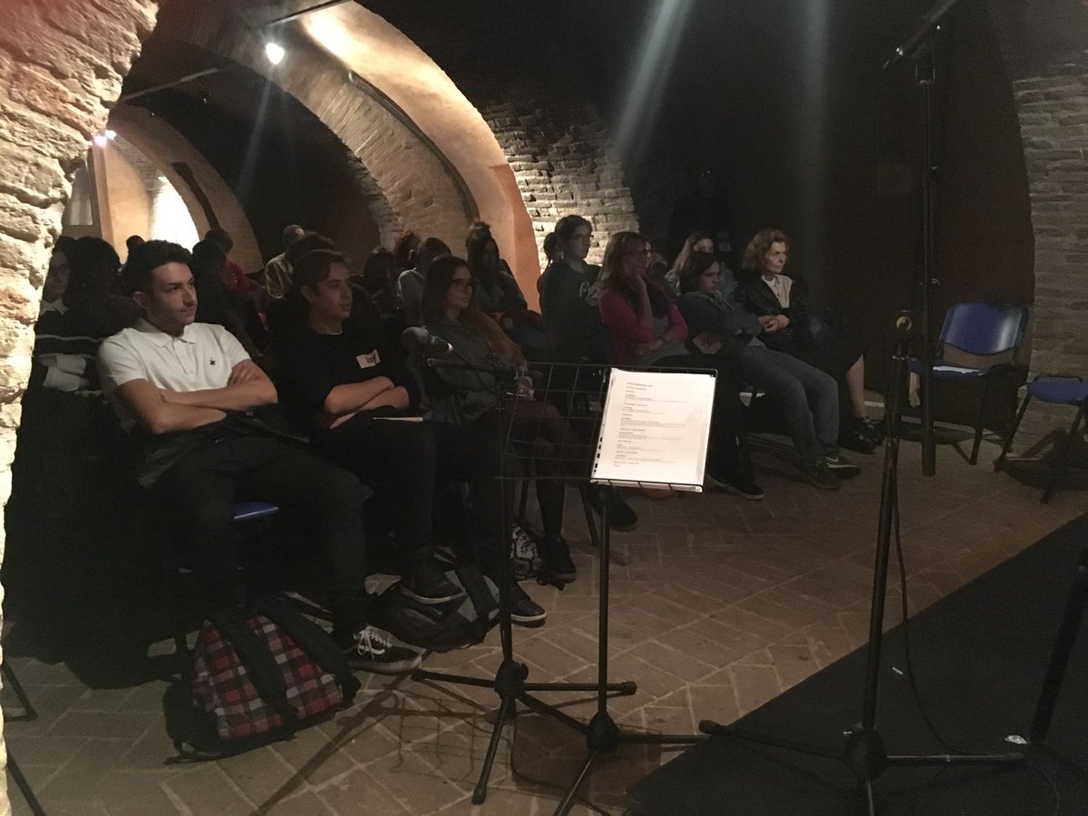 generazionifest's tweet photo. Amore, lavoro, frontiere. La mostra #Oltrelegenerazioni raccontata ai ragazzi del liceo artistico Cantalamessa
Inizia la tappa di Macerata https://t.co/o3ixl5wjpB