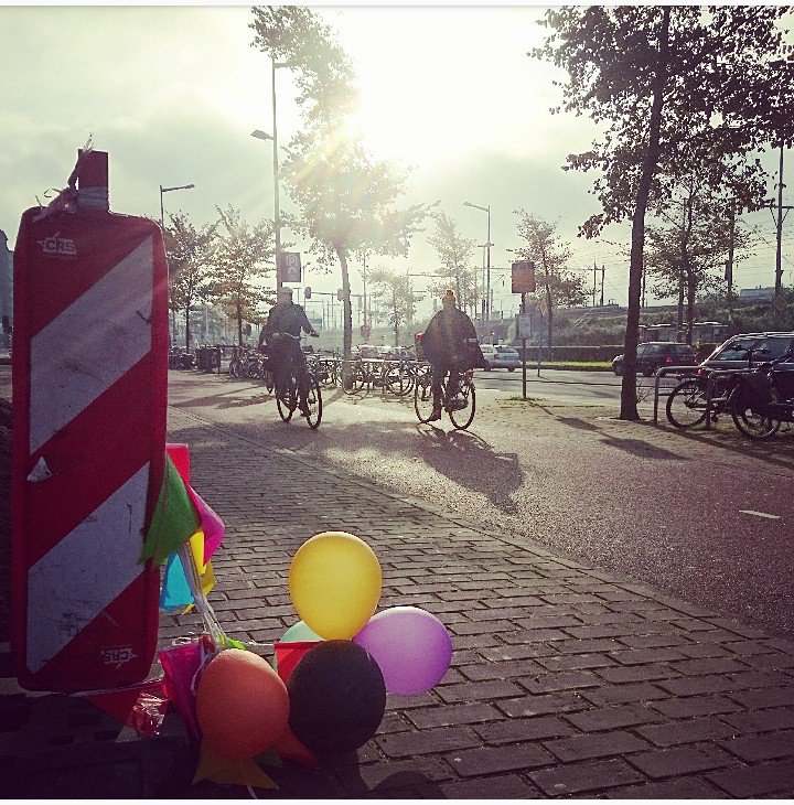 JoreintjeM's tweet photo. Festive cycling in Amsterdam #Placemakingweek2017 @upstream_team #builtenvironment https://t.co/wCFcYIQPoy