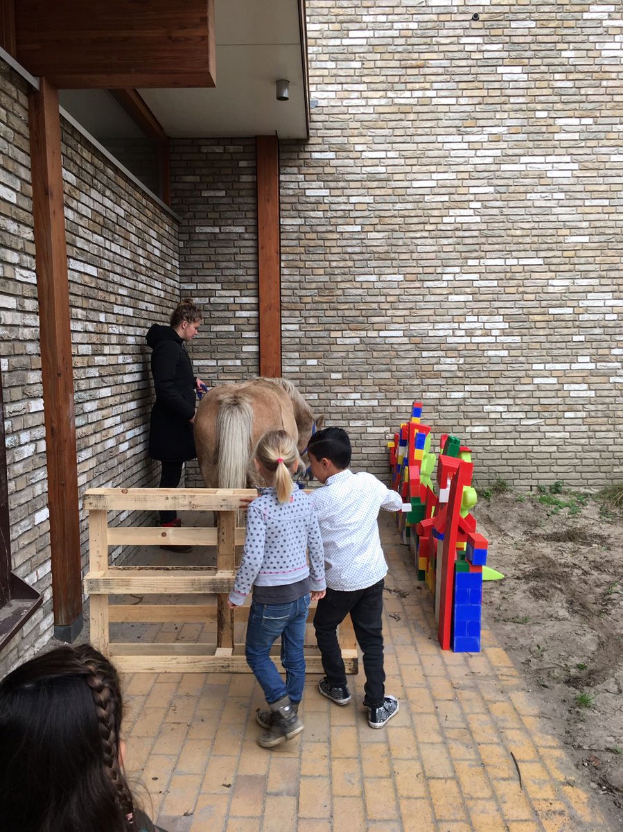 DeDiamant's tweet photo. Afsluiting thema onderbouw #beestzoektboer #OGO #DeActiviteit Een stal voor het paard van juf Merle! https://t.co/emsSq2hvkQ