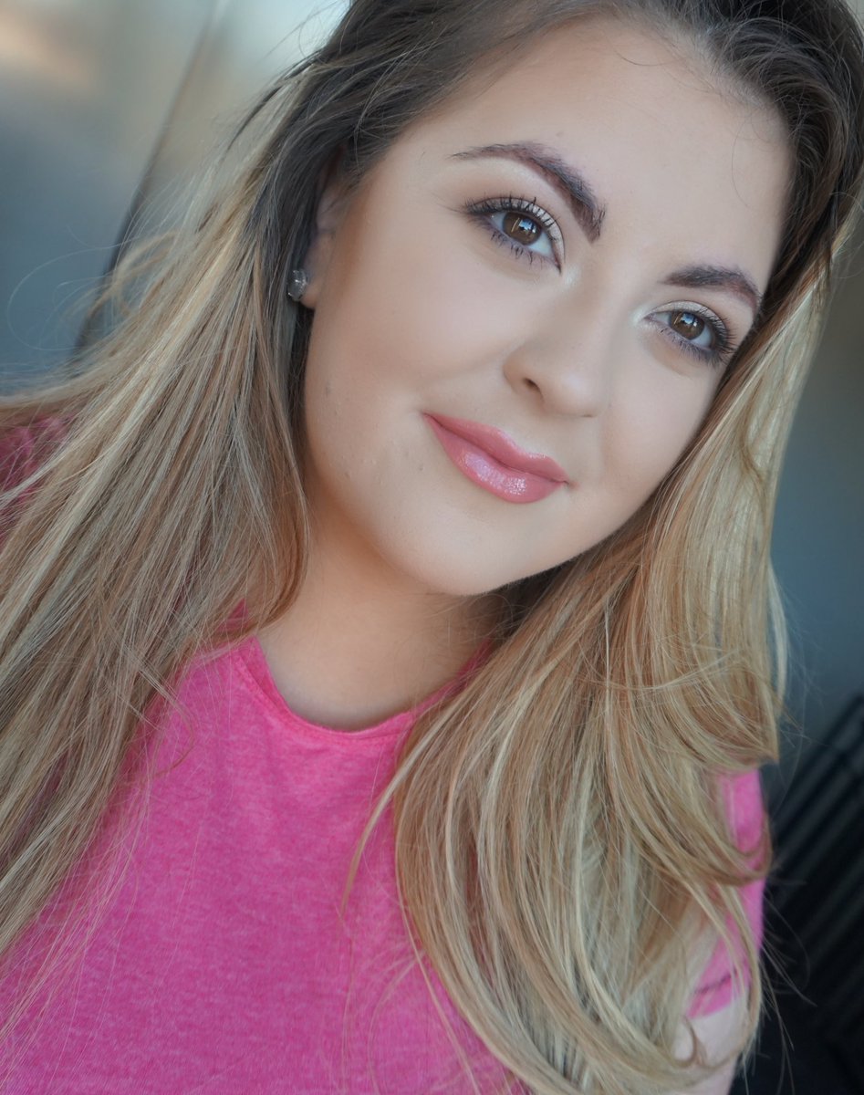 R_doyle_makeup's tweet photo. Germany let be having ya 😏 Lipgloss is @LUNAbyLisa Sapphire https://t.co/aWmZhbeW4R