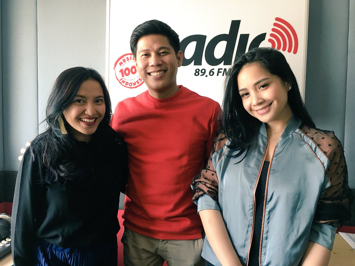 iSwaraJKT's tweet photo. Terima kasih @ninokayam &amp; @Raffinagita1717 sudah hadir di #SatuJamBersama, sukses terus untuk single terbaru kalian ya! https://t.co/mwdnNDr5Sr