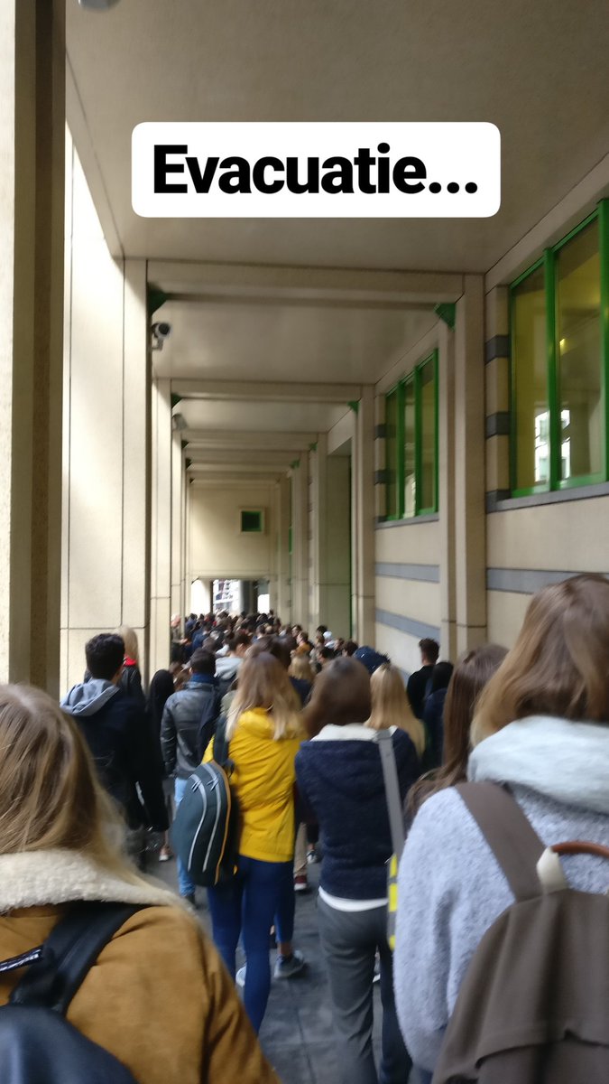 chrisdemeyere's tweet photo. Evacuatie aan de gang op de Ehsal Management School in Brussel. Niet duidelijk waarom.  #ehsal #emcvacuatie https://t.co/GZcDZSpuST