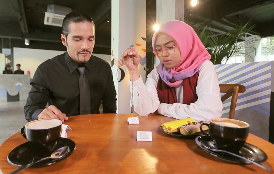 Hmm.. kira-kira dengan pendulum itu @riaricis1795 bisa menemukan kertas bertuliskan nama seseorang yang sudah meninggal itu ga ya????