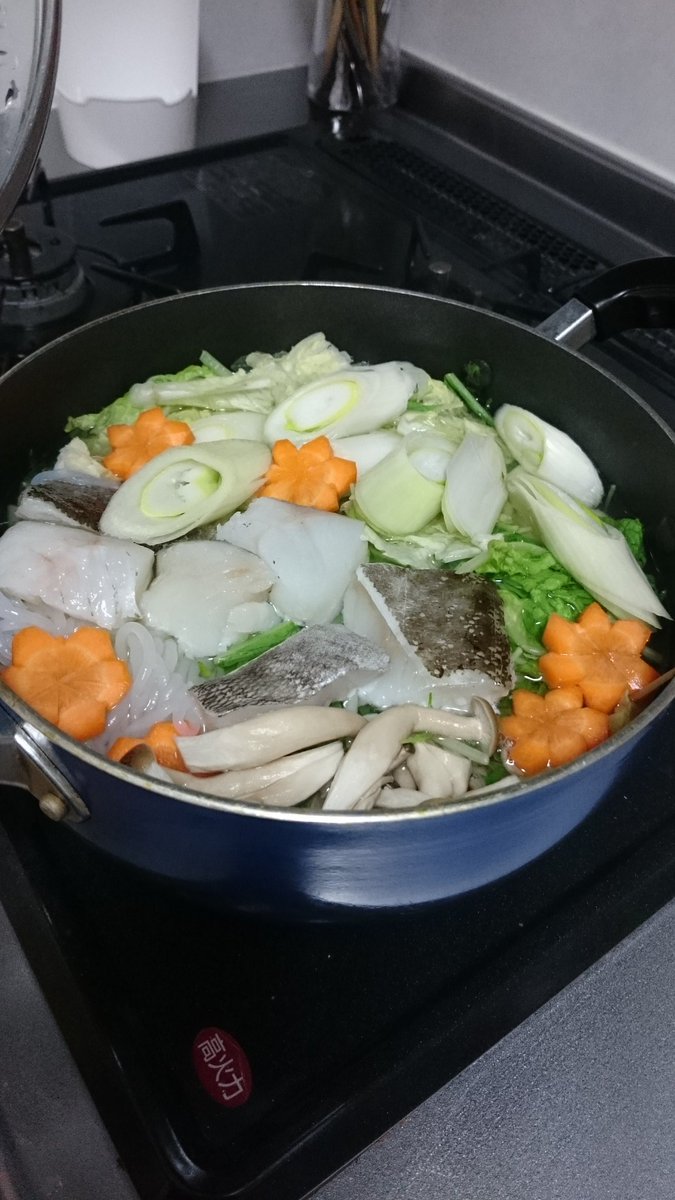 とももん A Twitteren １週間前にキムチ鍋を食べ 本日は たら鍋食べる 人参花形にするの頑張った 笑 鍋は洗い物少ないし 楽でよい 土鍋も カセットコンロもないけど 旦那さんが美味しく食べてくれればそれで良いのです あと煮詰めるだけで終わりだから