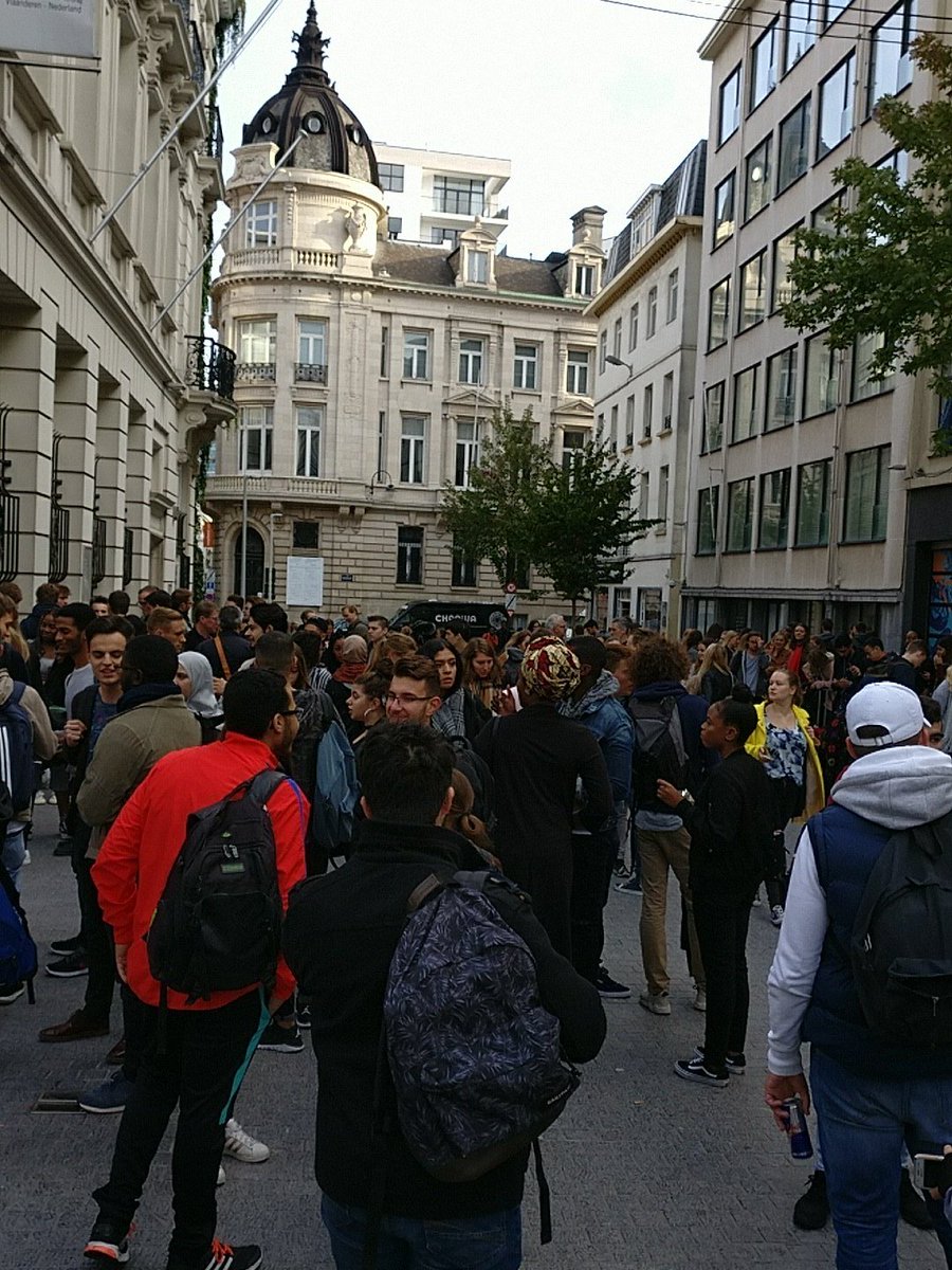 chrisdemeyere's tweet photo. Evacuatie aan de gang op de Ehsal Management School in Brussel. Niet duidelijk waarom.  #ehsal #emcvacuatie https://t.co/GZcDZSpuST