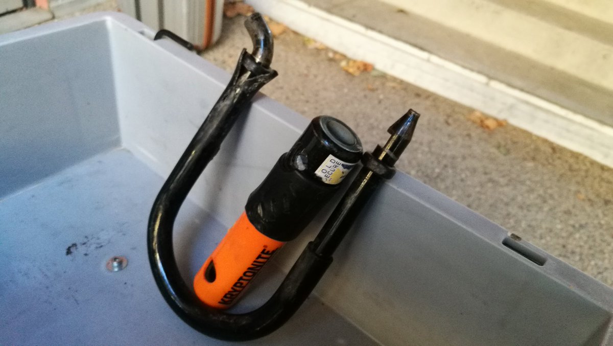 _chachani's tweet photo. Tentative de vol à la Part-Dieu cette semaine. @kryptonitelock c'est du solide, @VanMoof également. Ils ont essayé à la barre à mine... https://t.co/2DbjLcyg6p