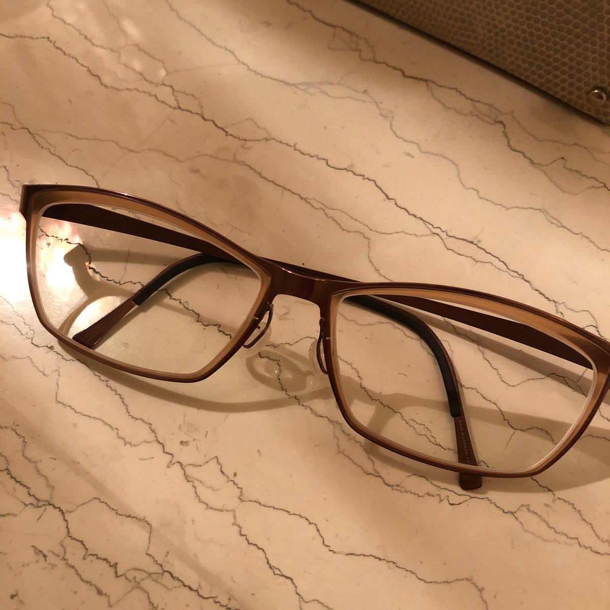 「初めての乱視用眼鏡を作りました。
世界が変わった…。今までほぼ片目だけで見ていた」|安野モヨコのイラスト