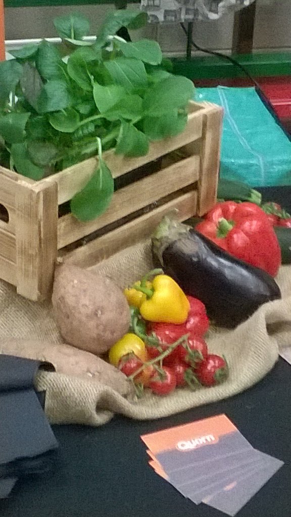 AliceWoodwark's tweet photo. @HalsteadPrep girls enjoying an autumn farmers' market @chartwellsind https://t.co/3idkBrE8LM