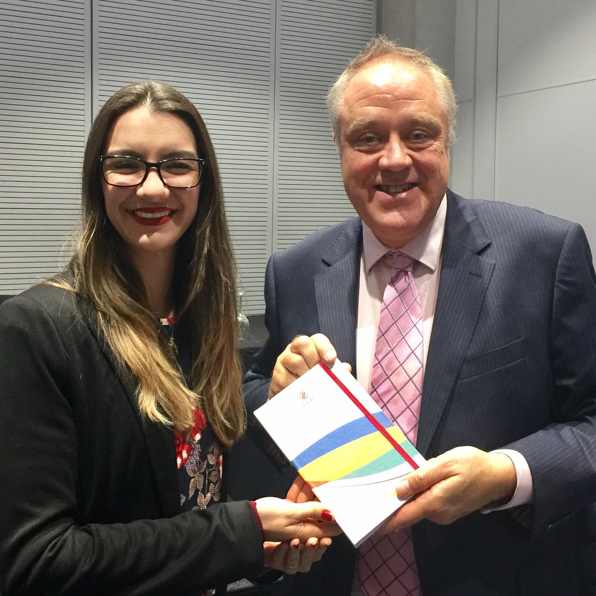 richardhowitt's tweet photo. Great to receive Grupo #CCR #Brasil integrated report from Livia Galicia at the International #IntegratedReporting Convention #IIRCEvent17 https://t.co/VPOIOpLcZM