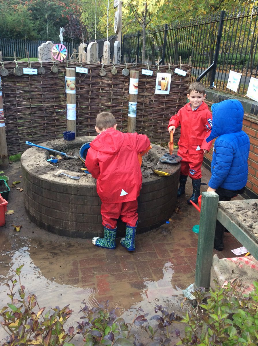 WilliamLawSch's tweet photo. Reception are enjoying our active learning outside! #ExplorativePlay https://t.co/QQ1ExVGIQD