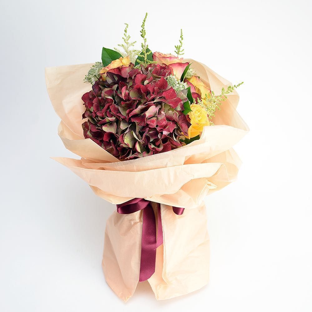 floysflowers's tweet photo. @floysflowers #handtied with #rose #hydrangea #astratia #astilbe and #seasonal #foliage
💐
#londonflorist #flowerstagram #flowers #gift #lif… https://t.co/6gJHBjlI7X