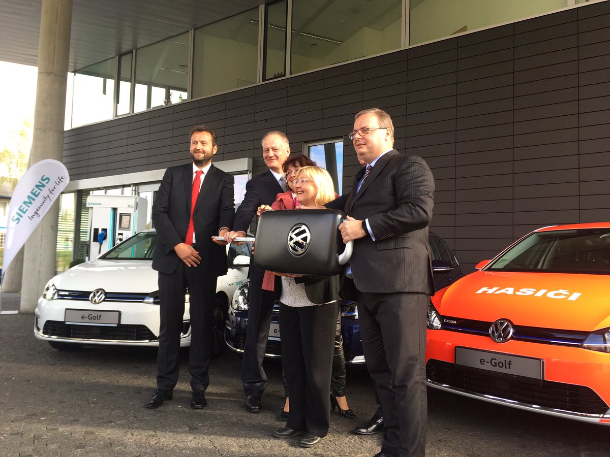 SiemensCzech's tweet photo. V rámci programu DEP jsme převzali první e-golf @Porsche #vize2020 snižujeme #emiseco2 #zelenaenergie @PrahaEU https://t.co/ZHKnhZMqdH