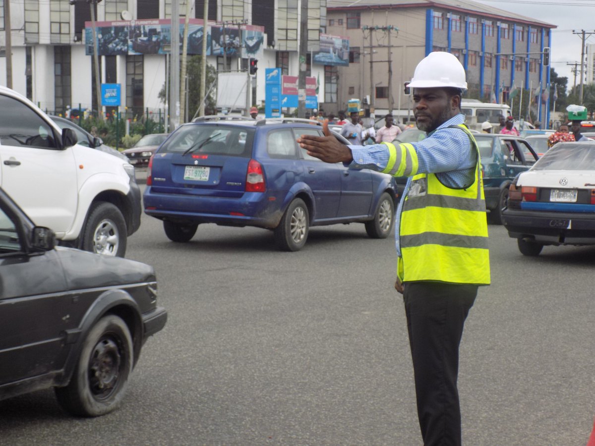 risaagov's tweet photo. See more images of #RISAATeam enforcing on substandard billboards at GRA junction, Aba road, Port-Harcourt.
https://t.co/gOpG1SfJ0z https://t.co/bwgx4ACes7