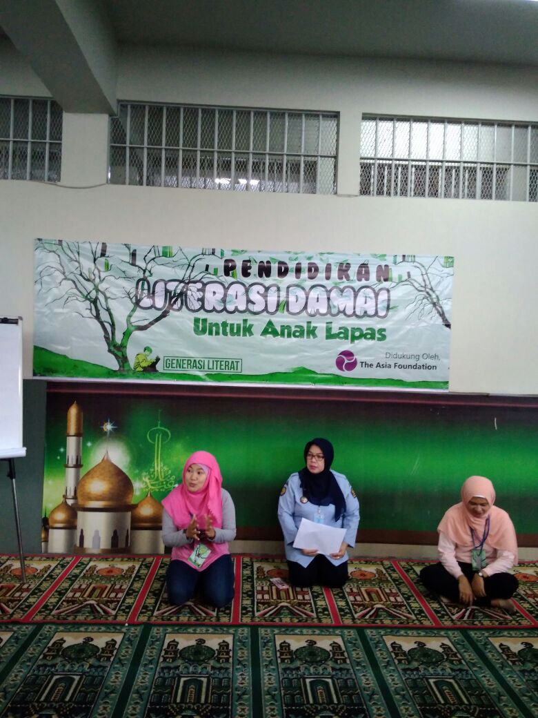 GenerasiLiterat's tweet photo. Suasana pembukaan #pendidikanliterasidamai di Lapas Anak Salemba @GenerasiLiterat didampingi oleh Staf LPKA (Lembaga Pembinaan Khusus Anak) https://t.co/BaTqZyrb7H