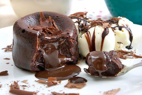 AlyssaWilliamm's tweet photo. Delicious Chocolate Lava Cake with Vanilla Ice Cream #delicious #tasty https://t.co/4heK2iBzFi