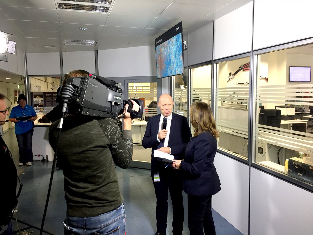 ESA_de's tweet photo. #Sentinel5p-Start: spannende Zeiten bei @esaoperations in #Darmstadt. Direktor Rolf #Densing begrüsst einige Gäste & macht TV-Interviews https://t.co/jtKbESZXwN