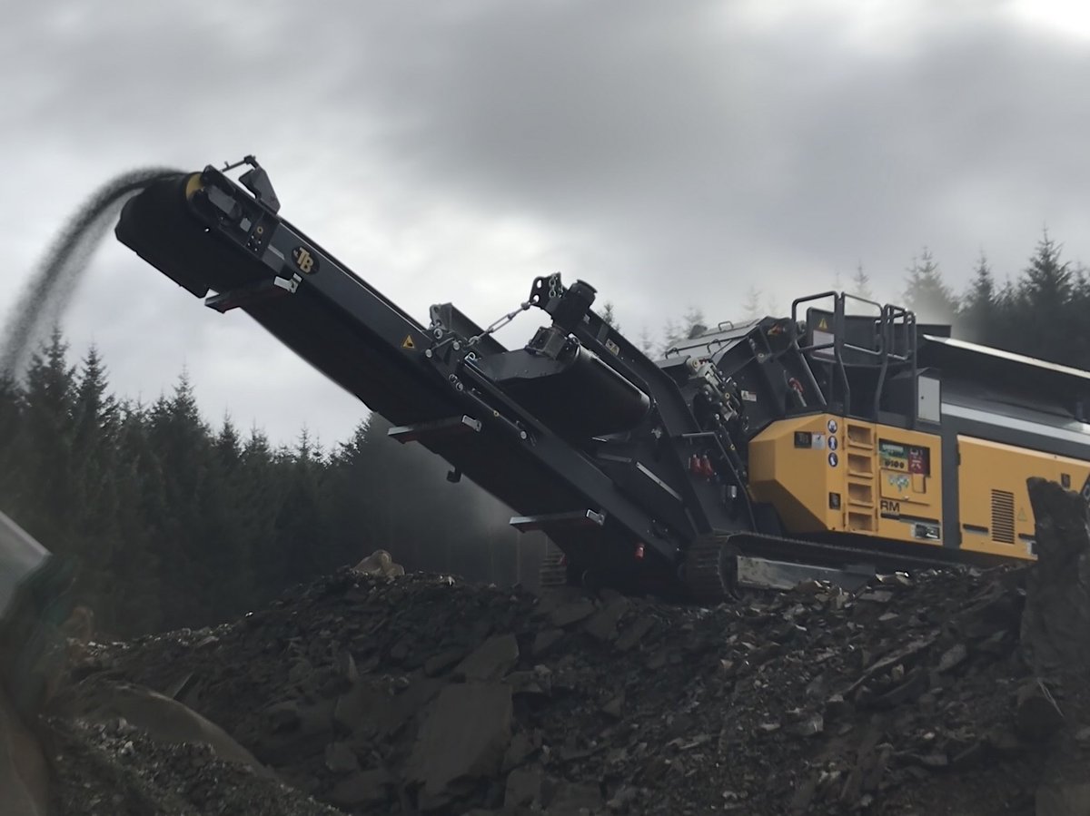 TandBCumbria's tweet image. Second demonstration of the RM70GO working in a forest producing 65mm- in one pass #compactcrushing #highoutput #lowfuelconsumption