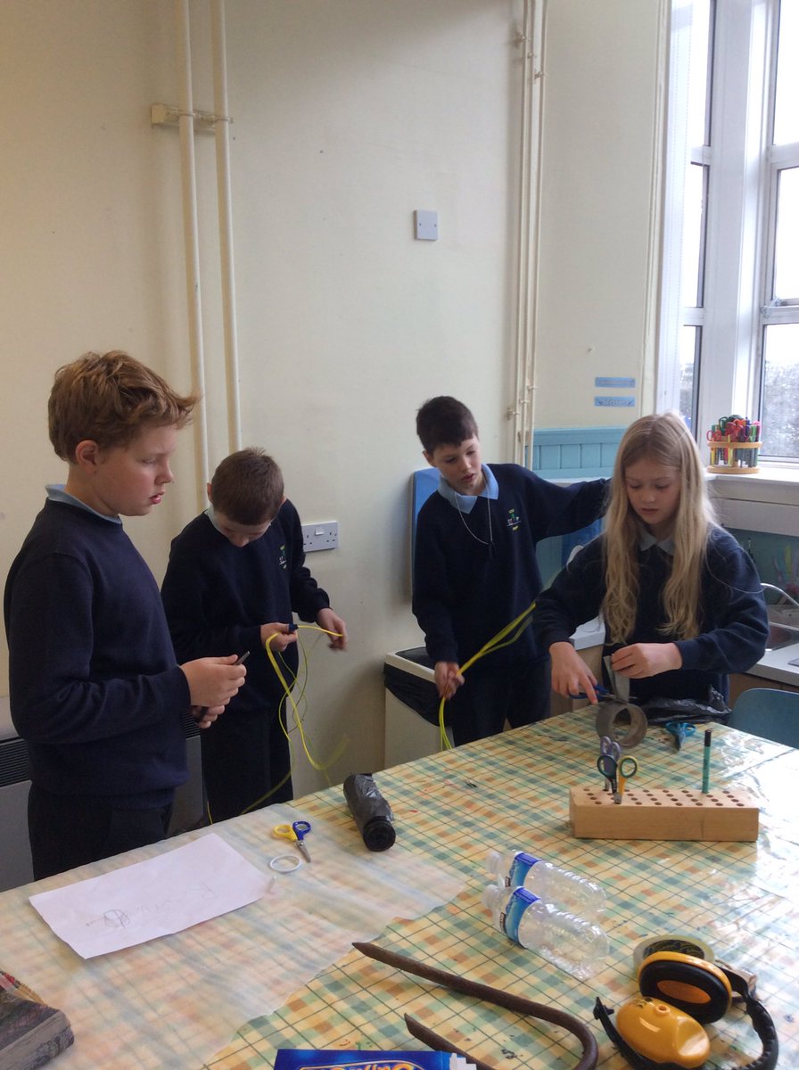 EchtPrimary's tweet photo. P4-7 are applying their knowledge and understanding of air resistance through inventing an outfit to slow down running speed. https://t.co/87P9cGNMMx