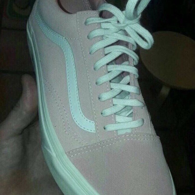 ايش اللون اللي تشوفه؟؟

انا اشوف رصاصي وابيض