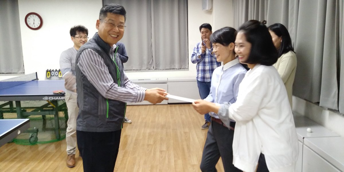 euhee4's tweet image. 2017. 10.13(금) #성남시 분당구 가정복지과 직원 체육대회를 구청에서 탁구로.... 못 치는 탁구였지만 직원들끼리 즐거운 시간이었습니다~~ 앞으로 탁구를 좀 배워볼까요...?