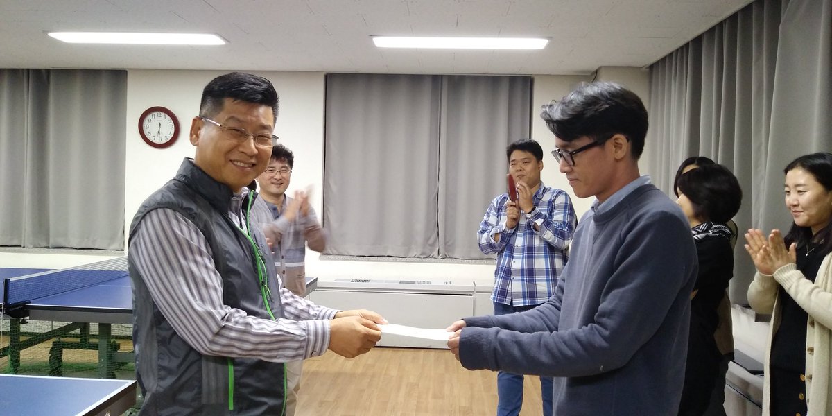 euhee4's tweet image. 2017. 10.13(금) #성남시 분당구 가정복지과 직원 체육대회를 구청에서 탁구로.... 못 치는 탁구였지만 직원들끼리 즐거운 시간이었습니다~~ 앞으로 탁구를 좀 배워볼까요...?